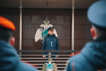 В институте прошло еженедельное утреннее построение