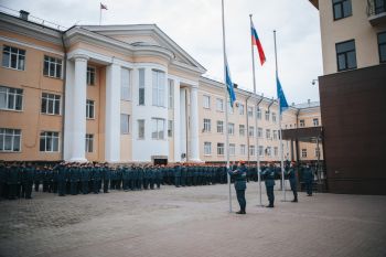 В институте прошло еженедельное утреннее построение