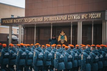 В институте прошло еженедельное утреннее построение