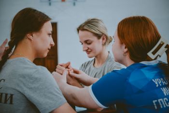 Стальной характер: итоги соревнований по армрестлингу