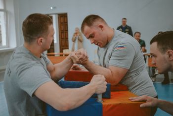 Стальной характер: итоги соревнований по армрестлингу