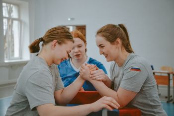 Стальной характер: итоги соревнований по армрестлингу