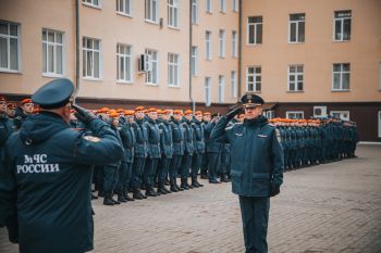 В институте прошло еженедельное утреннее построение