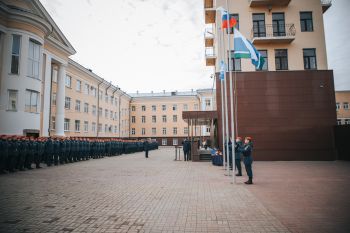 В институте прошло еженедельное утреннее построение