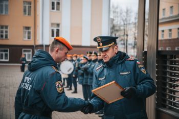 В институте прошло еженедельное утреннее построение