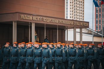 В институте прошло еженедельное утреннее построение