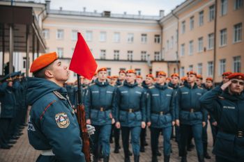 В институте прошло еженедельное утреннее построение