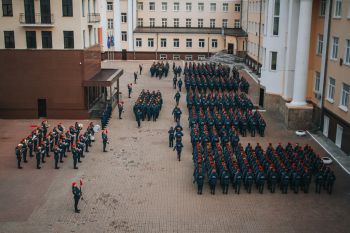 В институте прошло еженедельное утреннее построение