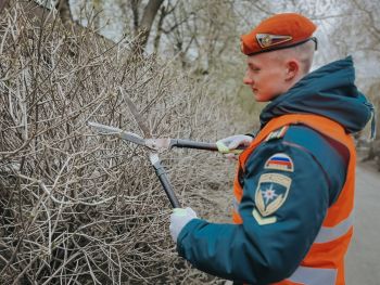 Курсанты нашего института внесли вклад в благоустройство Екатеринбурга: субботник в дендропарке и на территории института
