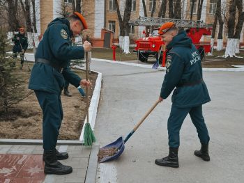Курсанты нашего института внесли вклад в благоустройство Екатеринбурга: субботник в дендропарке и на территории института