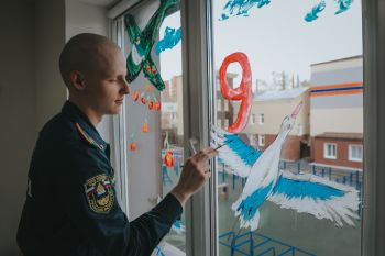 Личный состав Уральского института ГПС МЧС России участвует в акциях «Георгиевская лента» и «Окна Победы»