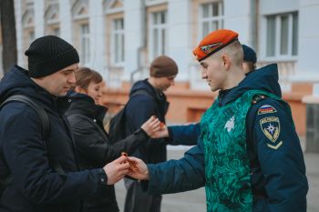 Личный состав Уральского института ГПС МЧС России участвует в акциях «Георгиевская лента» и «Окна Победы»