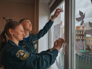 Личный состав Уральского института ГПС МЧС России участвует в акциях «Георгиевская лента» и «Окна Победы»