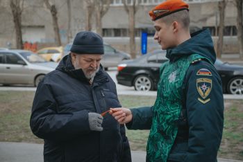 Личный состав Уральского института ГПС МЧС России участвует в акциях «Георгиевская лента» и «Окна Победы»