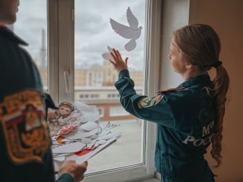 Личный состав Уральского института ГПС МЧС России участвует в акциях «Георгиевская лента» и «Окна Победы»