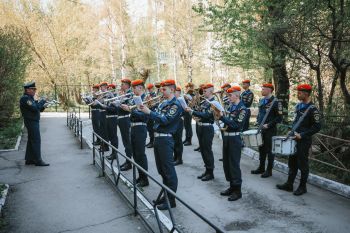 В преддверии Дня Победы начальник института поздравил ветерана Великой Отечественной войны Кузнецову Софью Петровну