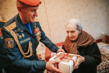 В преддверии Дня Победы начальник института поздравил ветерана Великой Отечественной войны Кузнецову Софью Петровну