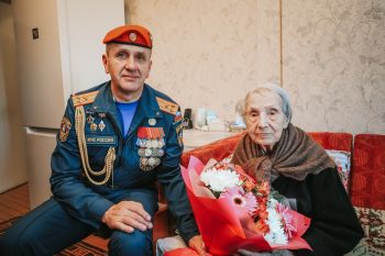 В преддверии Дня Победы начальник института поздравил ветерана Великой Отечественной войны Кузнецову Софью Петровну
