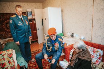 В преддверии Дня Победы начальник института поздравил ветерана Великой Отечественной войны Кузнецову Софью Петровну