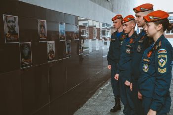 Память, живущая в сердцах: курсанты Уральского института создали памятную экспозицию ко Дню Победы