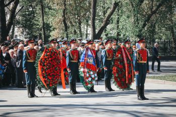 В преддверии Дня Победы в Екатеринбурге состоялась торжественная церемония возложения цветов к памятнику легендарному Георгию Жукову