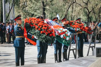 В преддверии Дня Победы в Екатеринбурге состоялась торжественная церемония возложения цветов к памятнику легендарному Георгию Жукову