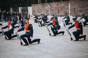 Цветы к Вечному огню — в память о героях Великой Отечественной войны