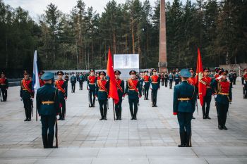 Цветы к Вечному огню — в память о героях Великой Отечественной войны