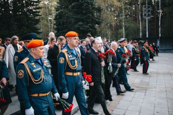 Цветы к Вечному огню — в память о героях Великой Отечественной войны