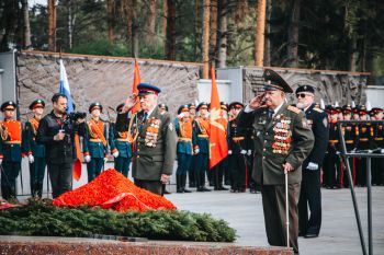 Цветы к Вечному огню — в память о героях Великой Отечественной войны