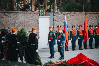 Цветы к Вечному огню — в память о героях Великой Отечественной войны