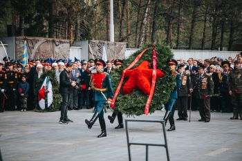Цветы к Вечному огню — в память о героях Великой Отечественной войны