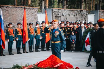 Цветы к Вечному огню — в память о героях Великой Отечественной войны