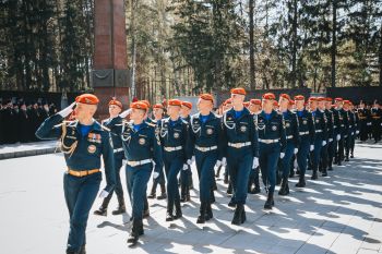 Цветы к Вечному огню — в память о героях Великой Отечественной войны