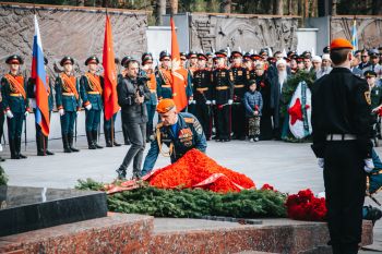 Цветы к Вечному огню — в память о героях Великой Отечественной войны
