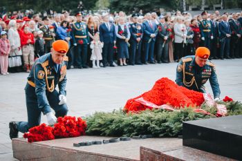 Цветы к Вечному огню — в память о героях Великой Отечественной войны