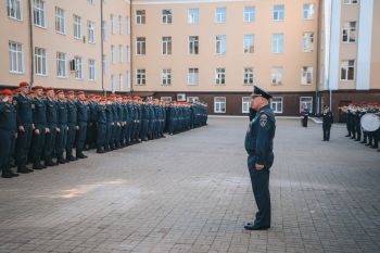 В институте прошло еженедельное утреннее построение