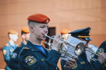 В институте прошло еженедельное утреннее построение