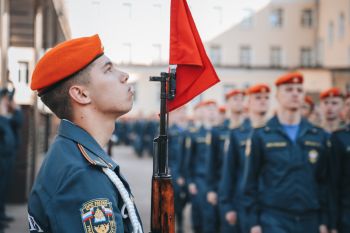 В институте прошло еженедельное утреннее построение