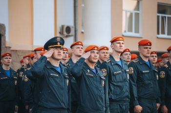 В институте прошло еженедельное утреннее построение