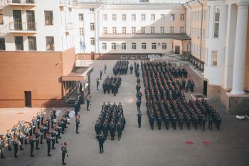 В институте прошло еженедельное утреннее построение
