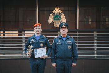 В институте прошло еженедельное утреннее построение