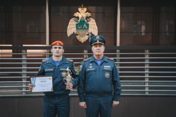 В институте прошло еженедельное утреннее построение