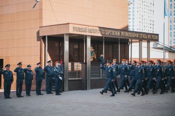 В институте прошло еженедельное утреннее построение