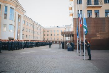 В институте прошло еженедельное утреннее построение
