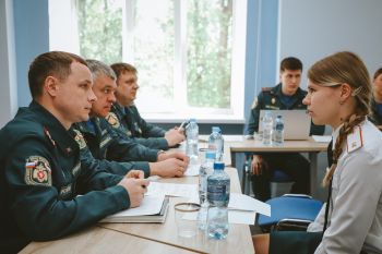 Проверка знаний перед новым этапом жизни: выпускники Уральского института ГПС МЧС России сдают государственный экзамен