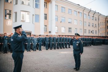 В институте прошло еженедельное утреннее построение