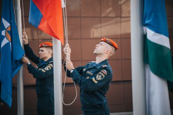 В институте прошло еженедельное утреннее построение