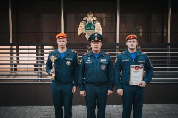 В институте прошло еженедельное утреннее построение