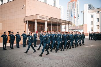 В институте прошло еженедельное утреннее построение